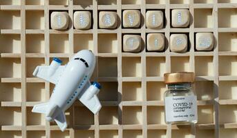 uma brinquedo avião e uma frasco do remédio em uma bandeja foto