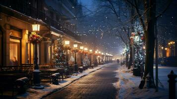 inverno cidade rua às noite com rua lâmpadas e árvores coberto com neve foto