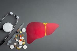 conceito do dia mundial da hepatite com ferramentas médicas foto