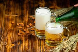 copos de cerveja colocados na mesa de madeira foto