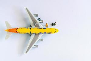 close-up avião em miniatura e manutenção de técnicos