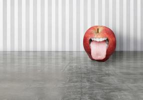língua de maçã engraçada foto