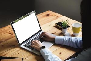 laptop com tela em branco podendo adicionar seus textos ou outros foto