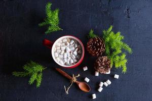 xícara de chocolate vermelho quente e caixa de presente no dia de natal foto