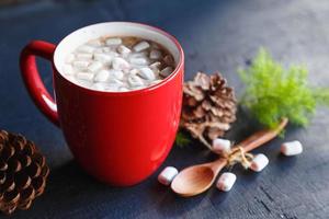 xícara de chocolate vermelho quente e caixa de presente no dia de natal foto