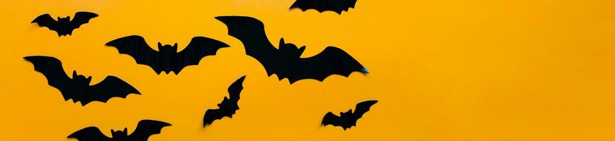 bandeira plano deitar dia das Bruxas. morcegos padronizar em laranja fundo foto