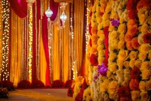 uma colorida Casamento etapa com flores e luzes. gerado por IA foto