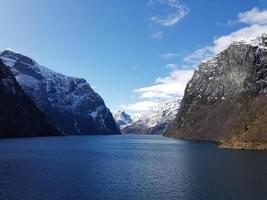 com um navio de cruzeiro pelo ardalsfjord foto