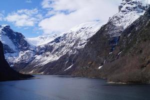 com um navio de cruzeiro pelo ardalsfjord foto