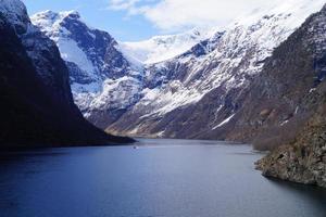 com um navio de cruzeiro pelo ardalsfjord foto