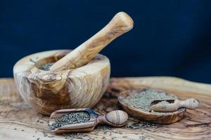 semente de anis em madeira de oliveira foto