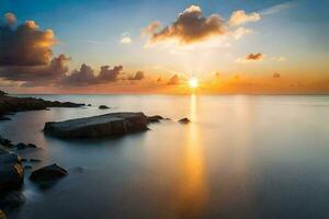 a Sol sobe sobre a oceano e pedras. gerado por IA foto