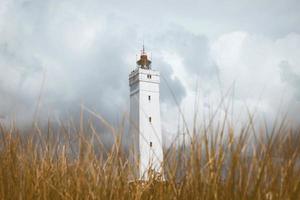 o farol blavandshuk fyr na costa oeste da Dinamarca foto