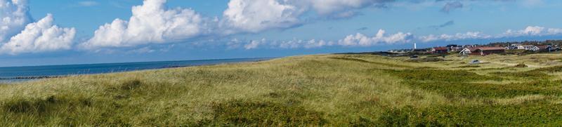o farol blavandshuk fyr na costa oeste da Dinamarca foto