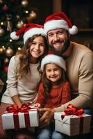 feliz família dentro santa chapéus com presentes e decorações foto