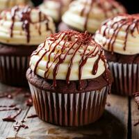 vermelho veludo bolos de copo com creme queijo geada e chocolate chuvisco foto