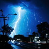 eletricidade cobranças a céu com relâmpago e trovão em uma Sombrio noite foto