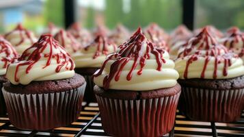 vermelho veludo bolos de copo com creme queijo geada e chocolate chuvisco foto