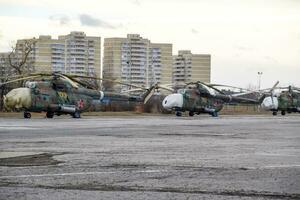 helicópteros às a ar mostrar dentro krasnodar. a público é olhando às militares equipamento. foto