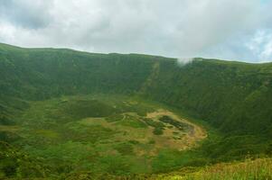 vulcânico caldeira dentro faial ilha, Açores foto