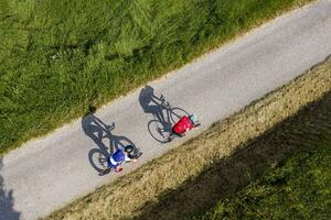 triatletas equitação bicicleta em país estrada, Alemanha foto