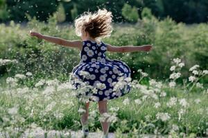 pequeno menina jogando com sementes do blowball dentro natureza foto