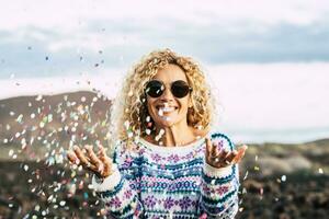retrato do feliz loiro mulher a comemorar com confete, tenerife, Espanha foto