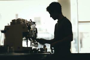 silhueta do barista preparando café dentro uma café Barra foto