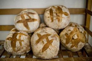 autêntico pão caipira em padaria francesa foto