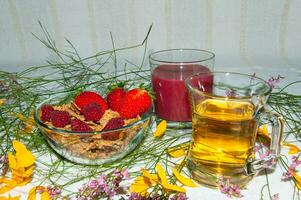 café da manhã com flocos, bagas e morango suco foto