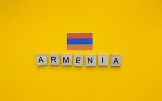 em setembro 21, Armênia independência dia, a bandeira do Armênia, uma minimalista bandeira com a inscrição dentro de madeira cartas foto
