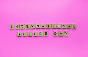 Outubro 1, internacional café dia, minimalista bandeira com a inscrição dentro de madeira cartas foto