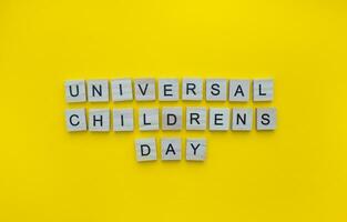 novembro 20, universal crianças dia, minimalista bandeira com a inscrição dentro de madeira cartas foto
