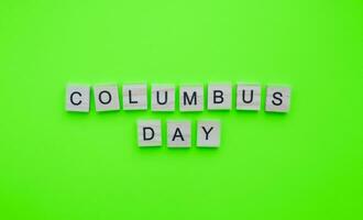 Outubro 9, Colombo dia, minimalista bandeira com a inscrição dentro de madeira cartas foto