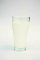 leite dentro uma vidro em branco fundo foto