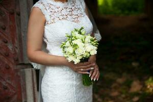 noiva segurando buquê de flores de casamento de rosas. foto