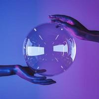 esfera de cristal com as mãos foto