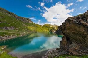 pequeno lago de alta montanha com transparente foto