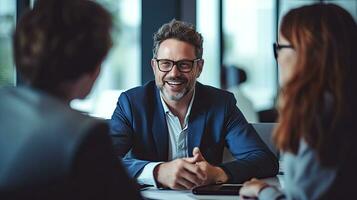 uma homem de negocios ou financeiro orientador encontro com clientes dentro a escritório, discutindo finanças, hipotecas, e investindo estratégias. pessoal financeiro gestão e consultivo Serviços. generativo ai foto