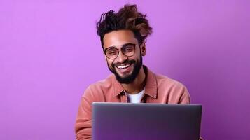 uma feliz indiano cara com computador portátil computador trabalhando ou estudando conectados em lilás fundo. generativo ai foto