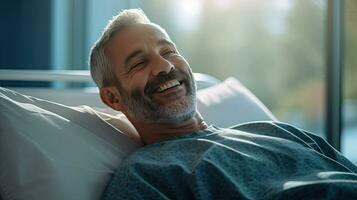 uma masculino paciente deitado satisfeito sorridente às moderno hospital paciente cama. saúde médico. generativo ai foto