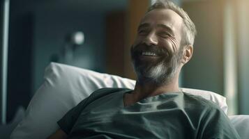 uma masculino paciente deitado satisfeito sorridente às moderno hospital paciente cama. saúde médico. generativo ai foto
