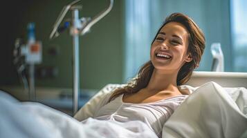 uma fêmea paciente deitado satisfeito sorridente às moderno hospital paciente cama. saúde médico. generativo ai foto