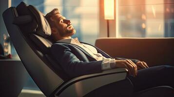 uma homem de negocios é relaxante em dela massagem cadeira dentro a vivo quarto enquanto cochilando. elétrico massagem cadeira. generativo ai foto