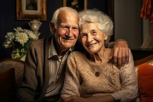 idosos casal sentindo-me feliz sorridente e olhando para Câmera enquanto relaxar dentro vivo quarto às lar. foto