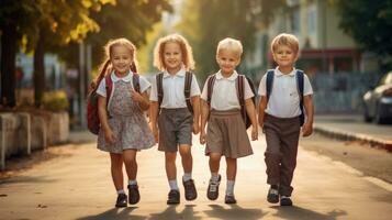 grupo do engraçado jovem crianças caminhando juntos dentro amizade, em seus primeiro dia do escola, costas para escola conceito. generativo ai foto
