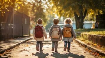 grupo do engraçado jovem crianças caminhando juntos dentro amizade, em seus primeiro dia do escola, costas para escola conceito. generativo ai foto