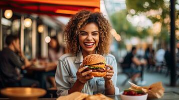 uma feliz mulher comendo uma hamburguer dentro a ao ar livre restaurante Como uma café da manhã refeição ânsia acordo. generativo ai foto