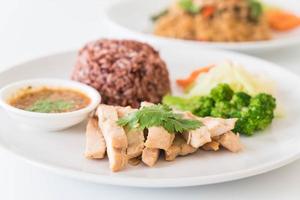 frango assado e vegetais com arroz de baga - comida limpa foto