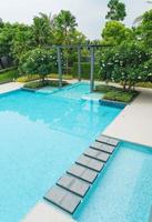 bela piscina luxuosa com palmeira foto